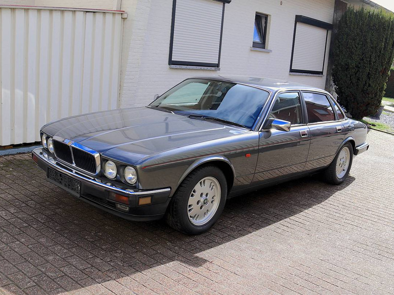 Jaguar XJ-12 - Лек автомобил: снимка 2 Jaguar XJ-12 - Лек автомобил: снимка 2