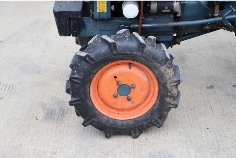 Трактор Kubota B7000 4WD: снимка 15