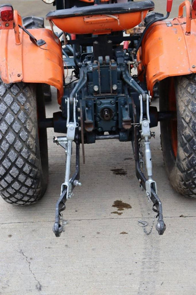 Трактор Kubota B7000 4WD: снимка 20