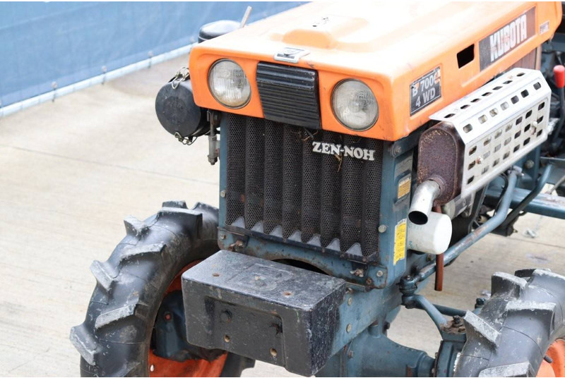 Трактор Kubota B7000 4WD: снимка 10