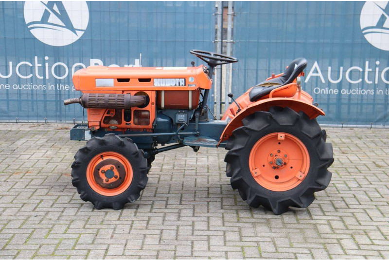 Kubota B7001 - Трактор: снимка 2 Kubota B7001 - Трактор: снимка 2