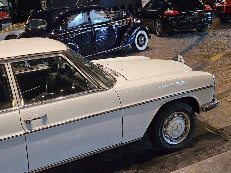 Седан Mercedes-Benz (W115) 230: снимка 17