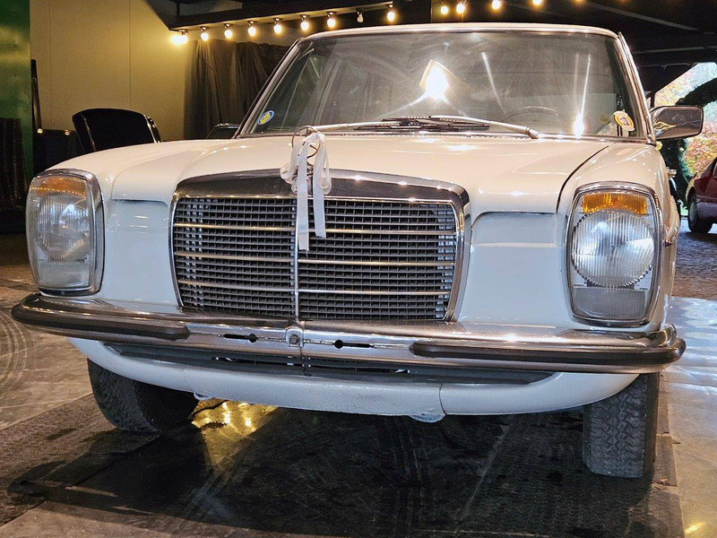 Седан Mercedes-Benz (W115) 230: снимка 8