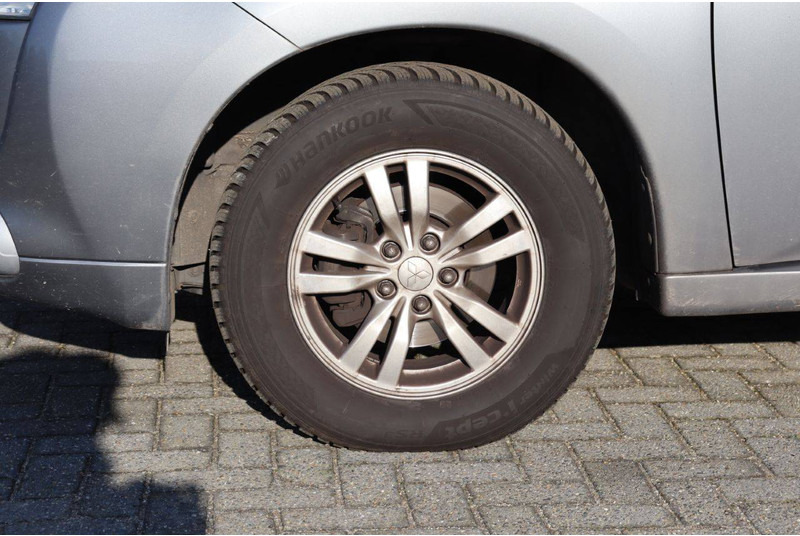 Джип Mitsubishi Outlander PHEV: снимка 14 Джип Mitsubishi Outlander PHEV: снимка 14