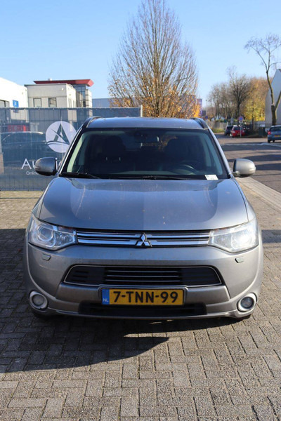 Джип Mitsubishi Outlander PHEV: снимка 8 Джип Mitsubishi Outlander PHEV: снимка 8