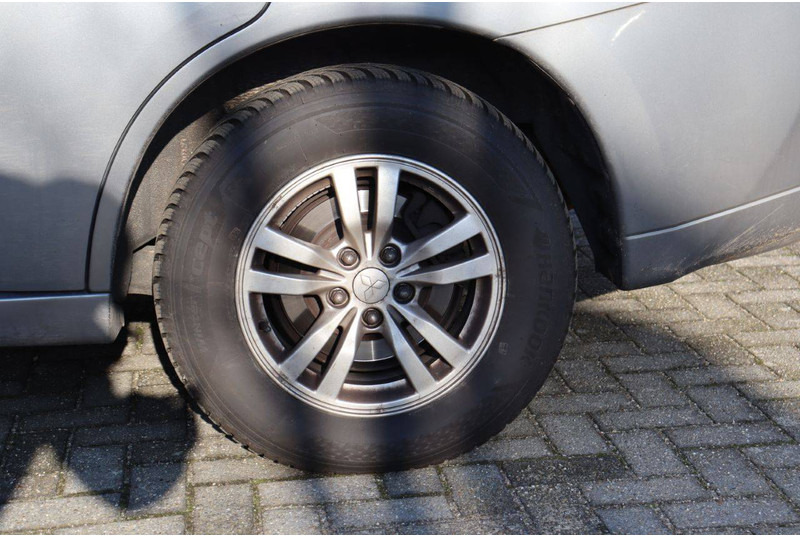 Джип Mitsubishi Outlander PHEV: снимка 15 Джип Mitsubishi Outlander PHEV: снимка 15