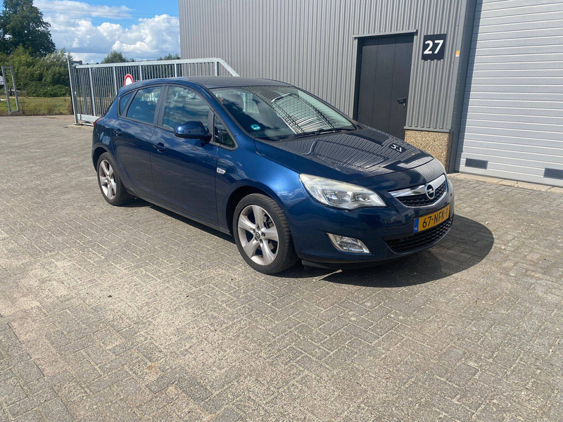 Opel Astra 1.6 - Седан: снимка 5 Opel Astra 1.6 - Седан: снимка 5