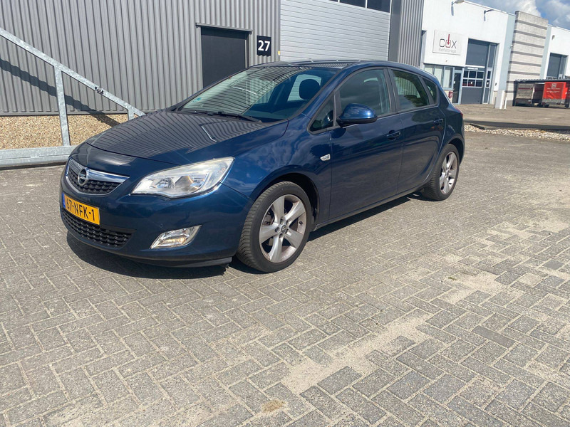 Opel Astra 1.6 - Седан: снимка 1 Opel Astra 1.6 - Седан: снимка 1