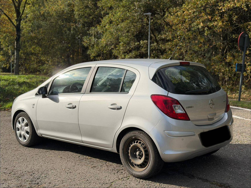Opel Corsa 1.3 CDTI - Седан: снимка 2 Opel Corsa 1.3 CDTI - Седан: снимка 2