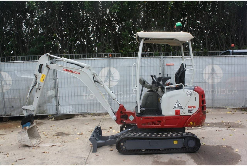 Takeuchi TB216 - Мини багер: снимка 3 Takeuchi TB216 - Мини багер: снимка 3