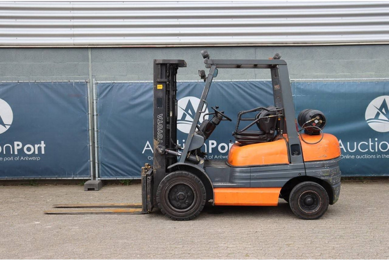 Toyota 02-6FGF-30 - Газокар: снимка 2 Toyota 02-6FGF-30 - Газокар: снимка 2
