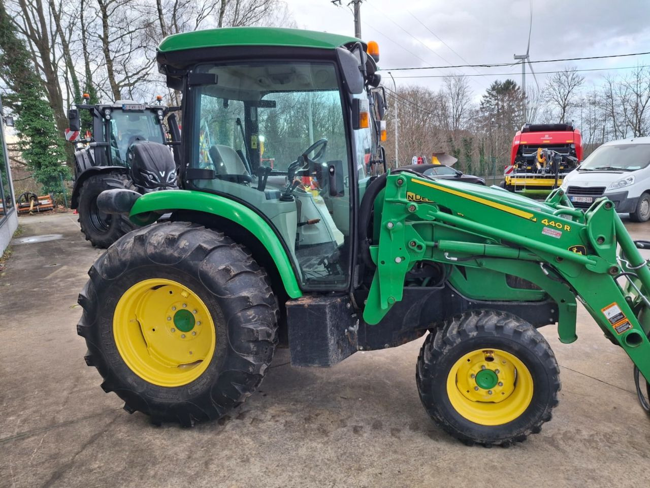John Deere 4066R - Малък трактор: снимка 2 John Deere 4066R - Малък трактор: снимка 2