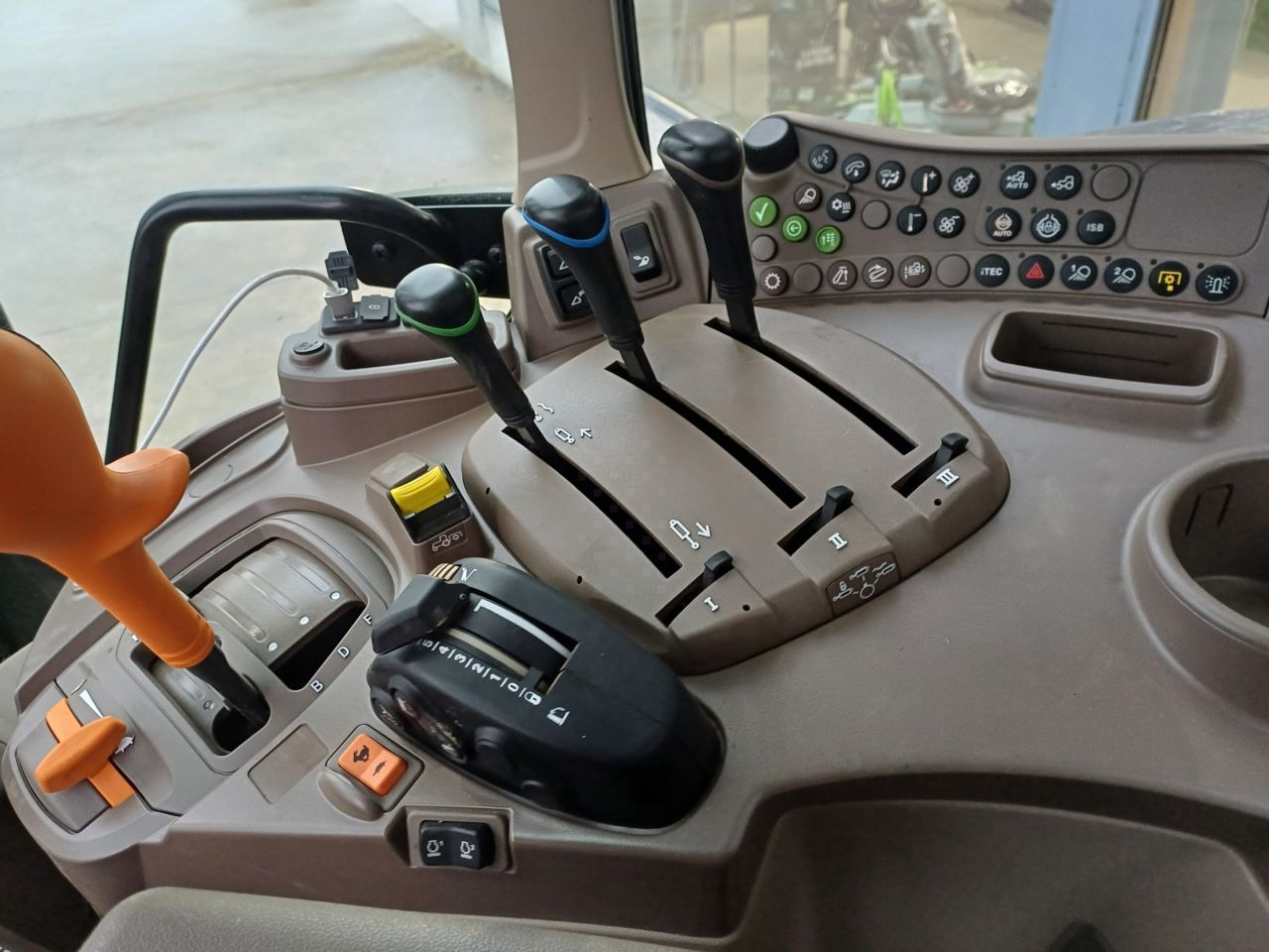 John Deere 6130m - Трактор: снимка 4 John Deere 6130m - Трактор: снимка 4