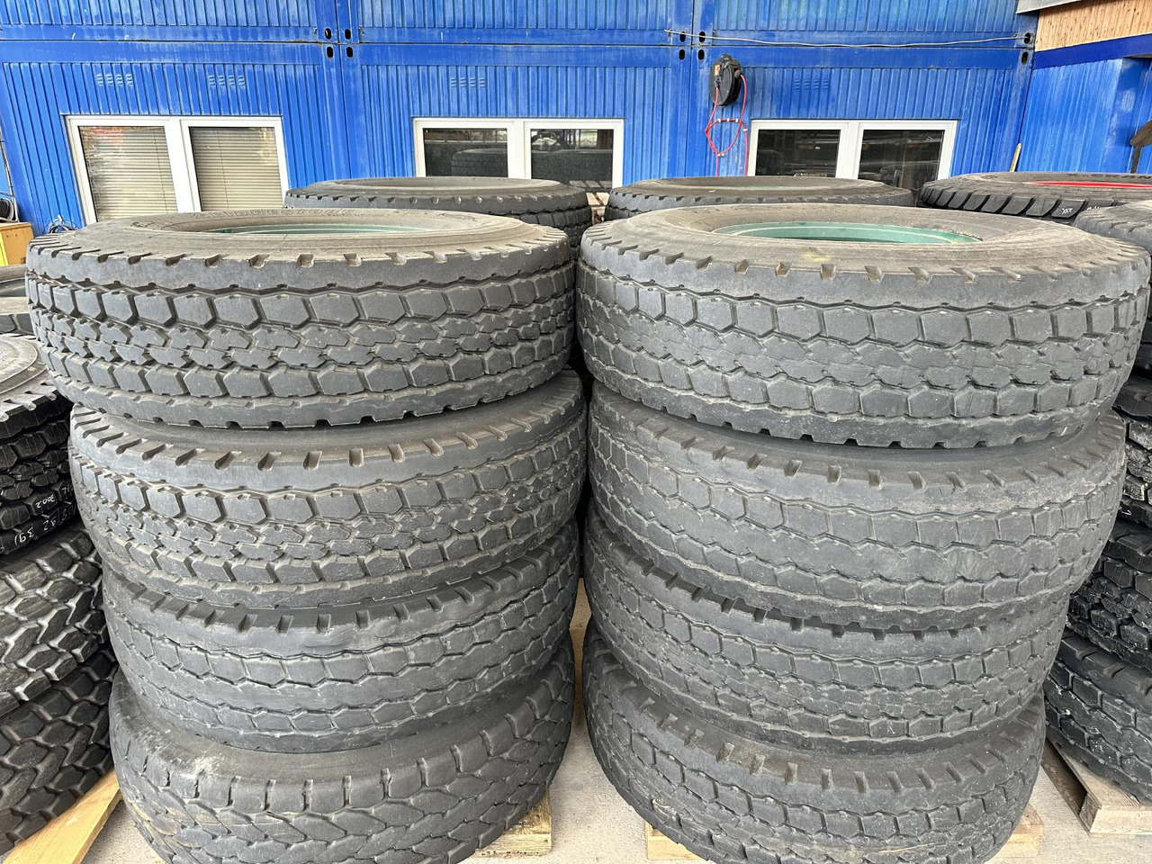 Liebherr Zubehör = Kompletträder 16 x Bridgestone VHS 445/95 R25 (16.00 R25) - Автокран: снимка 1 Liebherr Zubehör = Kompletträder 16 x Bridgestone VHS 445/95 R25 (16.00 R25) - Автокран: снимка 1