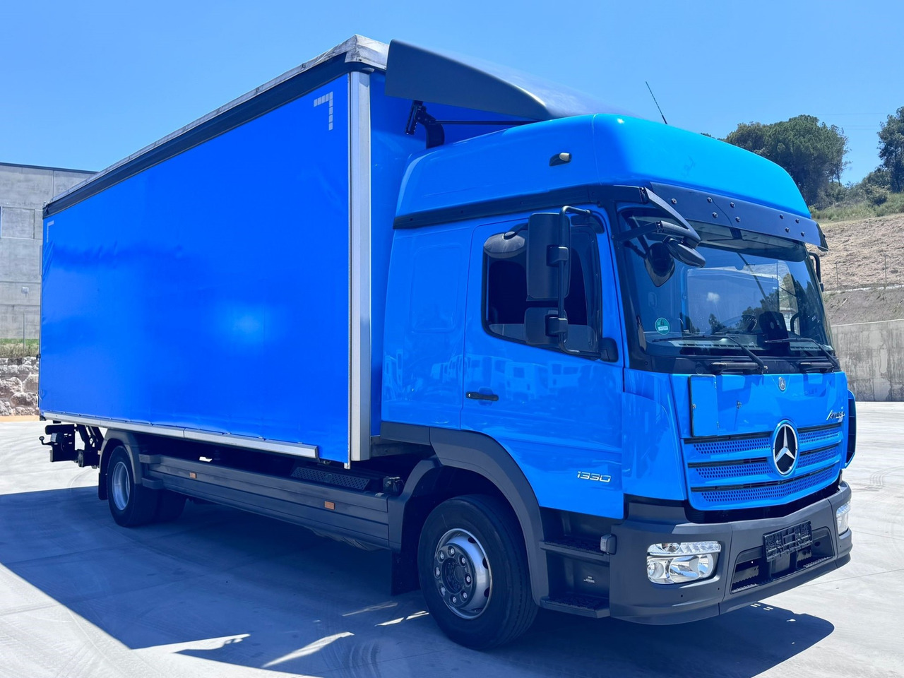 MERCEDES BENZ 13.30L Atego E6 (Tauliner) - Камион с брезент: снимка 2 MERCEDES BENZ 13.30L Atego E6 (Tauliner) - Камион с брезент: снимка 2