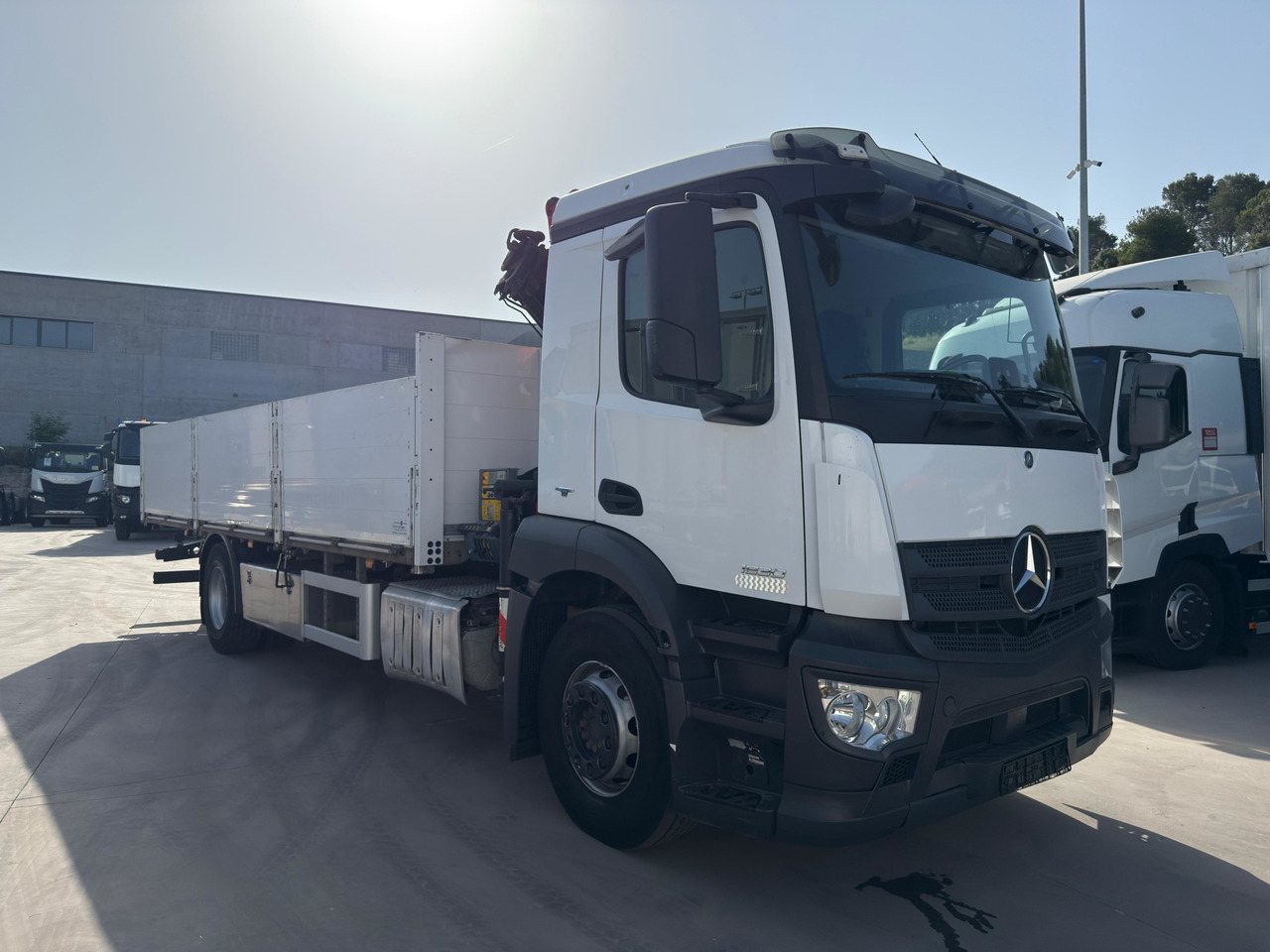 MERCEDES BENZ 18.30 Antos E6 (Platform and Grave) - Бордови камион, Камион с кран: снимка 2 MERCEDES BENZ 18.30 Antos E6 (Platform and Grave) - Бордови камион, Камион с кран: снимка 2