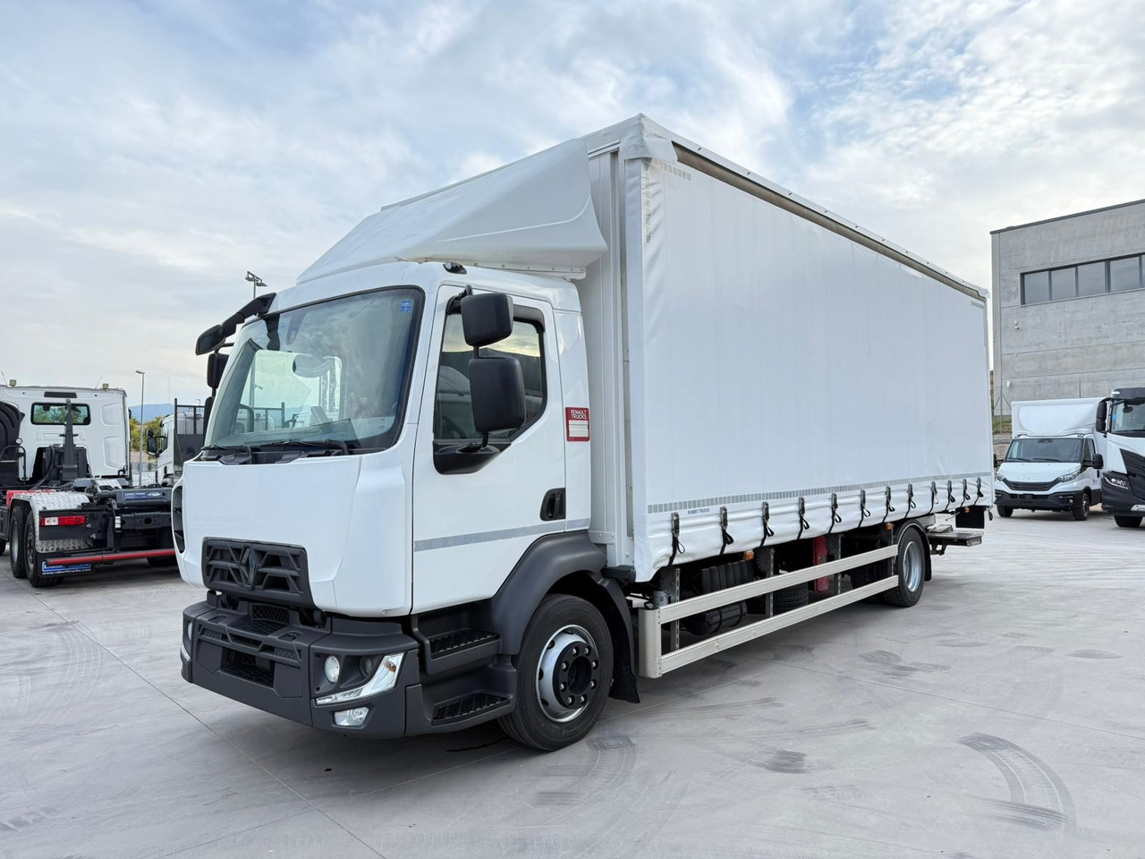 RENAULT D12.240 E6 (Tauliner) - Камион с брезент: снимка 1 RENAULT D12.240 E6 (Tauliner) - Камион с брезент: снимка 1