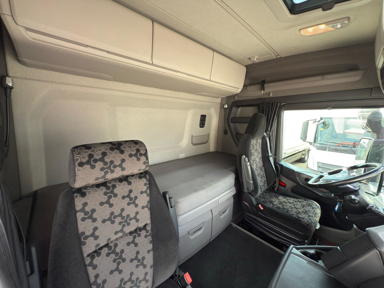 Камион с брезент SCANIA R450 E6 (Tauliner): снимка 9