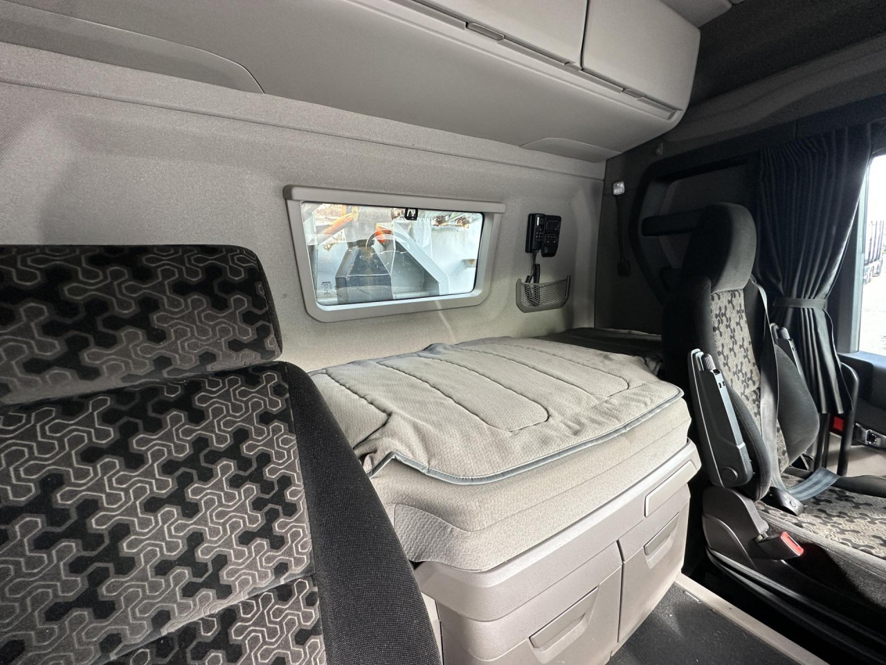 SCANIA R 450 B6x4HA - Контейнеровоз/ Сменна каросерия камион: снимка 4 SCANIA R 450 B6x4HA - Контейнеровоз/ Сменна каросерия камион: снимка 4