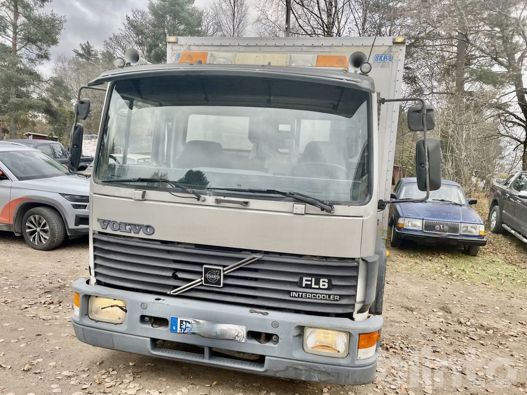 Бордови камион VOLVO FL612 4X2 med ramper: снимка 6 Бордови камион VOLVO FL612 4X2 med ramper: снимка 6