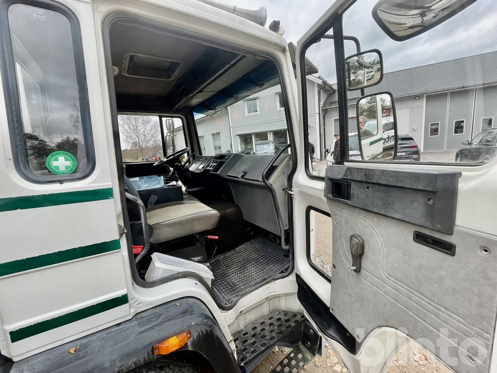 Бордови камион VOLVO FL612 4X2 med ramper: снимка 15 Бордови камион VOLVO FL612 4X2 med ramper: снимка 15