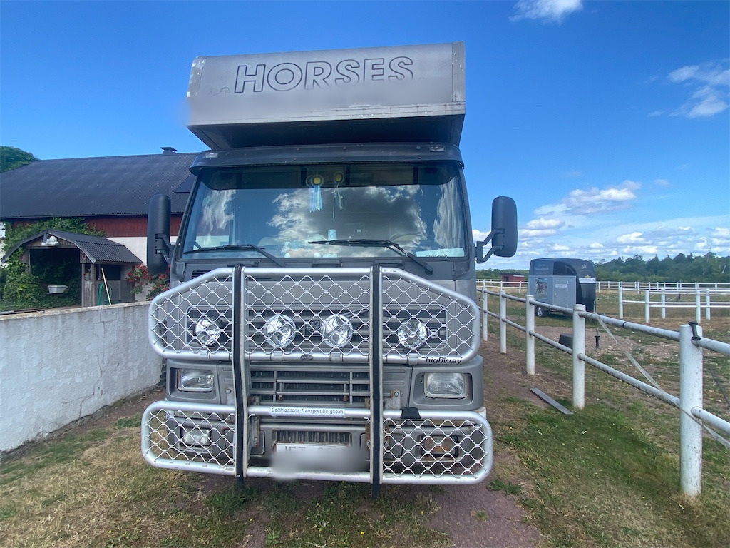 VOLVO FM10 4X2 FÖRLÄNGD - Камион за коне: снимка 2 VOLVO FM10 4X2 FÖRLÄNGD - Камион за коне: снимка 2