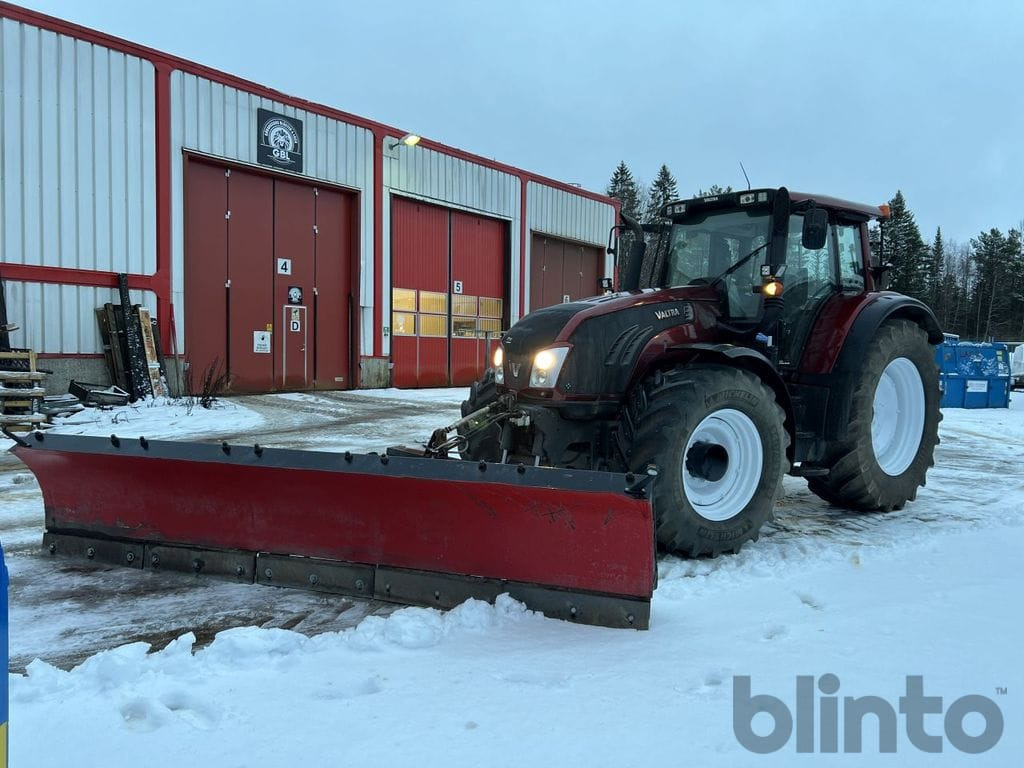 Valtra T213 med plogutrustning - Трактор: снимка 1 Valtra T213 med plogutrustning - Трактор: снимка 1