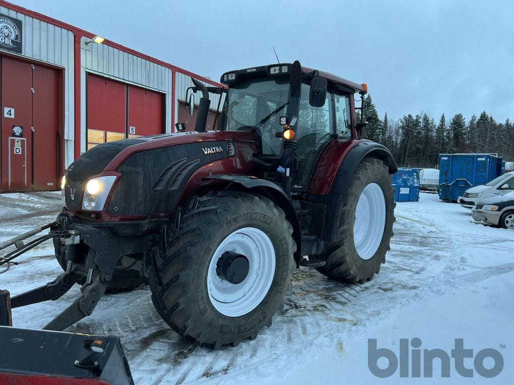 Valtra T213 med plogutrustning - Трактор: снимка 5 Valtra T213 med plogutrustning - Трактор: снимка 5