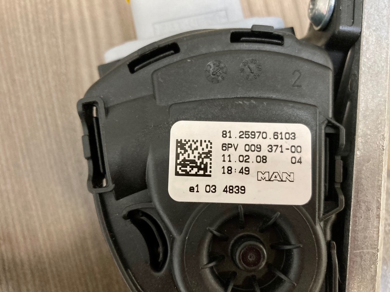 SENSORE POSIZIONE DEL PEDALE - MAN 81259706103 - HELLA 6PV 009 371-00 / 6PV 009 371-711 - Педал за Камион: снимка 4 SENSORE POSIZIONE DEL PEDALE - MAN 81259706103 - HELLA 6PV 009 371-00 / 6PV 009 371-711 - Педал за Камион: снимка 4