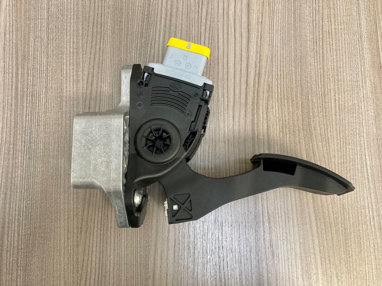 SENSORE POSIZIONE DEL PEDALE - MAN 81259706103 - HELLA 6PV 009 371-00 / 6PV 009 371-711 - Педал за Камион: снимка 3 SENSORE POSIZIONE DEL PEDALE - MAN 81259706103 - HELLA 6PV 009 371-00 / 6PV 009 371-711 - Педал за Камион: снимка 3