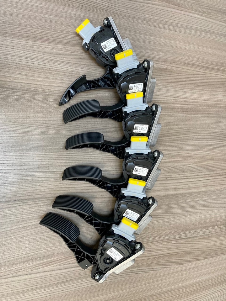 SENSORE POSIZIONE DEL PEDALE - MAN 81259706103 - HELLA 6PV 009 371-00 / 6PV 009 371-711 - Педал за Камион: снимка 5 SENSORE POSIZIONE DEL PEDALE - MAN 81259706103 - HELLA 6PV 009 371-00 / 6PV 009 371-711 - Педал за Камион: снимка 5