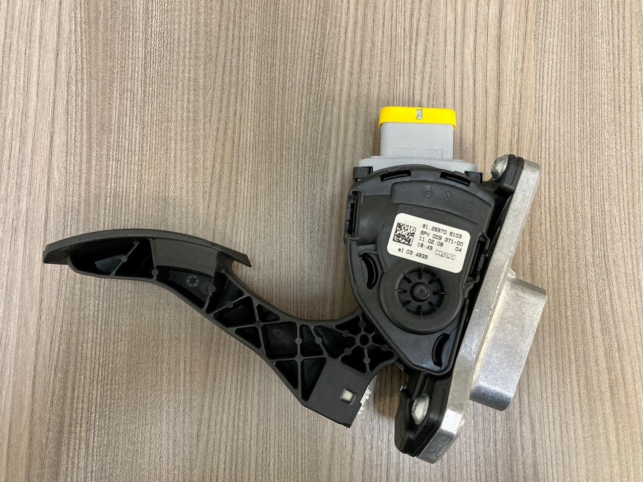 SENSORE POSIZIONE DEL PEDALE - MAN 81259706103 - HELLA 6PV 009 371-00 / 6PV 009 371-711 - Педал за Камион: снимка 2 SENSORE POSIZIONE DEL PEDALE - MAN 81259706103 - HELLA 6PV 009 371-00 / 6PV 009 371-711 - Педал за Камион: снимка 2