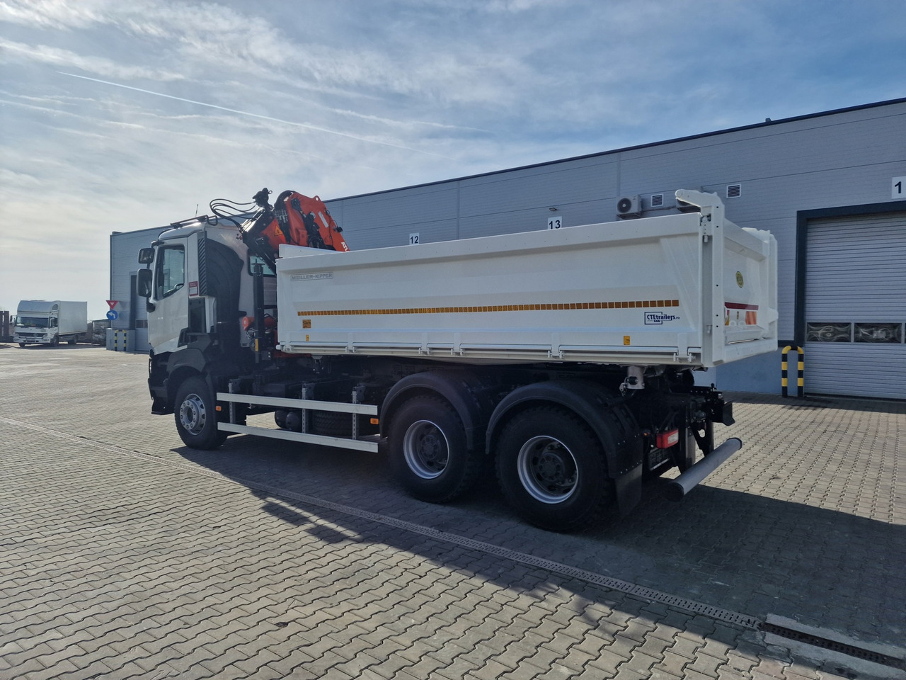 Renault - Бордови камион, Камион с кран: снимка 3 Renault - Бордови камион, Камион с кран: снимка 3