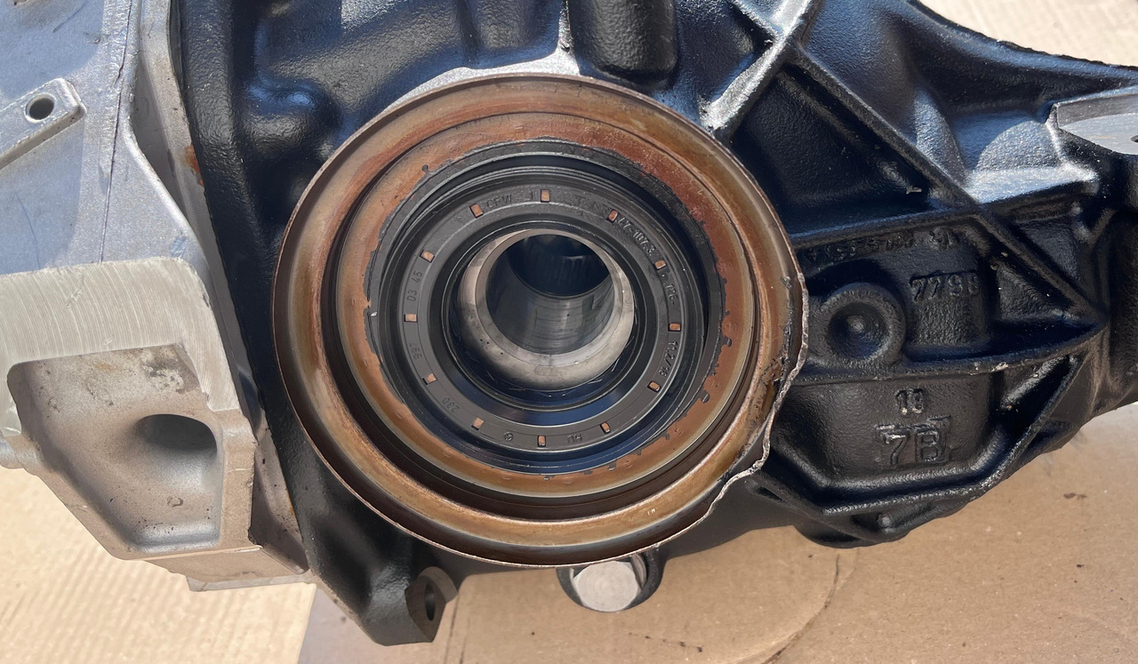 MERCEDES-BENZ C-Class Rear Differential W205 A2053500124 - Диференциал: снимка 2 MERCEDES-BENZ C-Class Rear Differential W205 A2053500124 - Диференциал: снимка 2