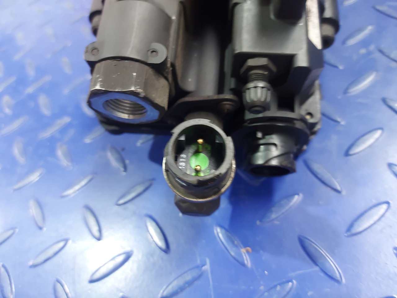 WABCO 9701500080 FUSO (MITSUBISHI)MX912186 MERCEDES-BENZA0002501562 - Съединител и части за Камион: снимка 1 WABCO 9701500080 FUSO (MITSUBISHI)MX912186 MERCEDES-BENZA0002501562 - Съединител и части за Камион: снимка 1