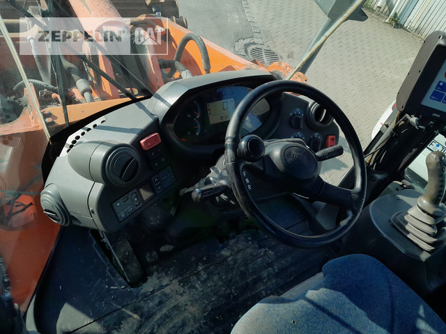 Колесен товарач Hitachi ZW250: снимка 10