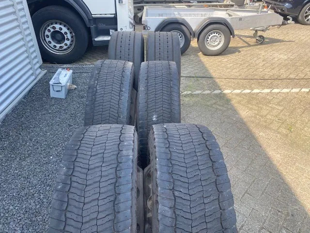 Michelin 355/50x22,5 - 2 stuks en 295/60x22,5 - 4 stuks - Гума за Камион: снимка 4 Michelin 355/50x22,5 - 2 stuks en 295/60x22,5 - 4 stuks - Гума за Камион: снимка 4