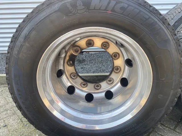 Michelin 355/50x22,5 - 2 stuks en 295/60x22,5 - 4 stuks - Гума за Камион: снимка 3 Michelin 355/50x22,5 - 2 stuks en 295/60x22,5 - 4 stuks - Гума за Камион: снимка 3