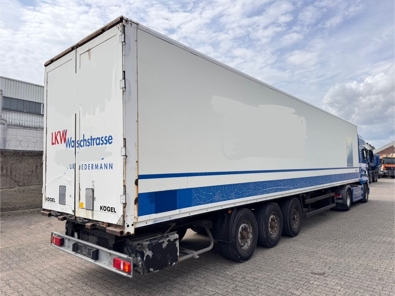 Kögel SPKH 24 Koffer 3-Achser - Затворена каросерия полуремарке: снимка 4 Kögel SPKH 24 Koffer 3-Achser - Затворена каросерия полуремарке: снимка 4