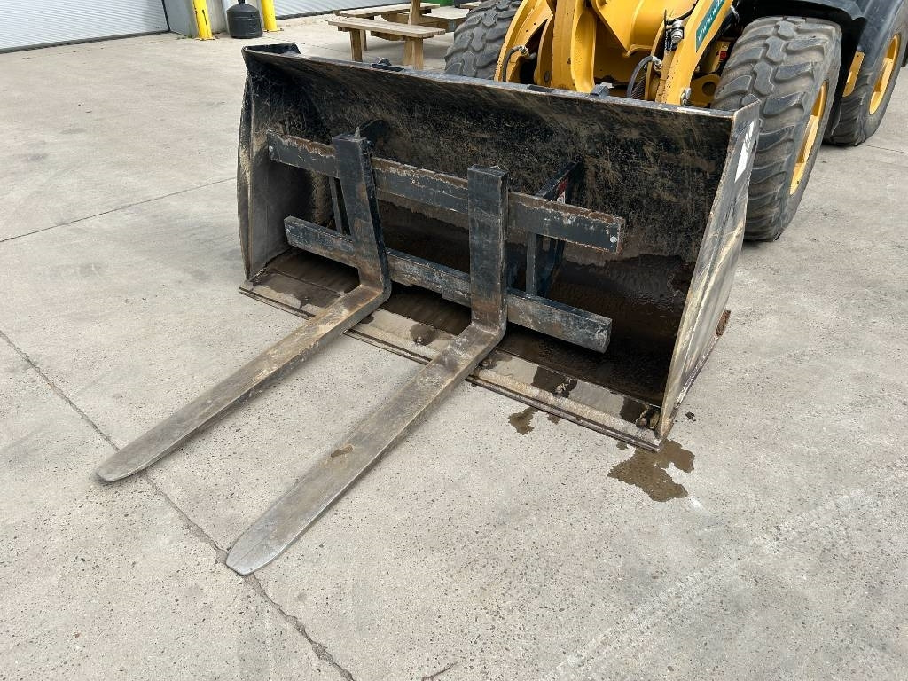CAT 906 - Мини челен товарач: снимка 3 CAT 906 - Мини челен товарач: снимка 3