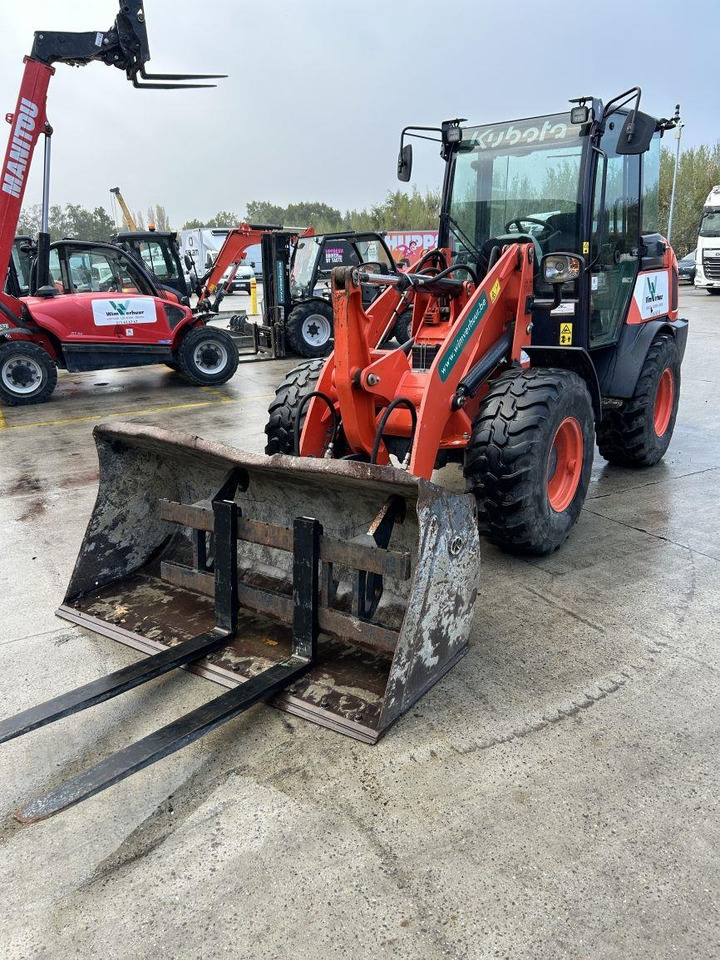 Kubota R070 (6678) - Компактен товарач: снимка 5 Kubota R070 (6678) - Компактен товарач: снимка 5
