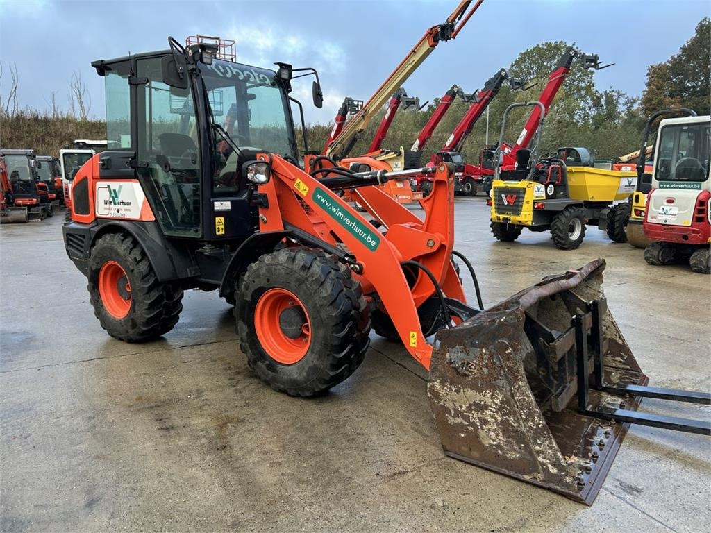 Kubota R070 (6678) - Компактен товарач: снимка 3 Kubota R070 (6678) - Компактен товарач: снимка 3