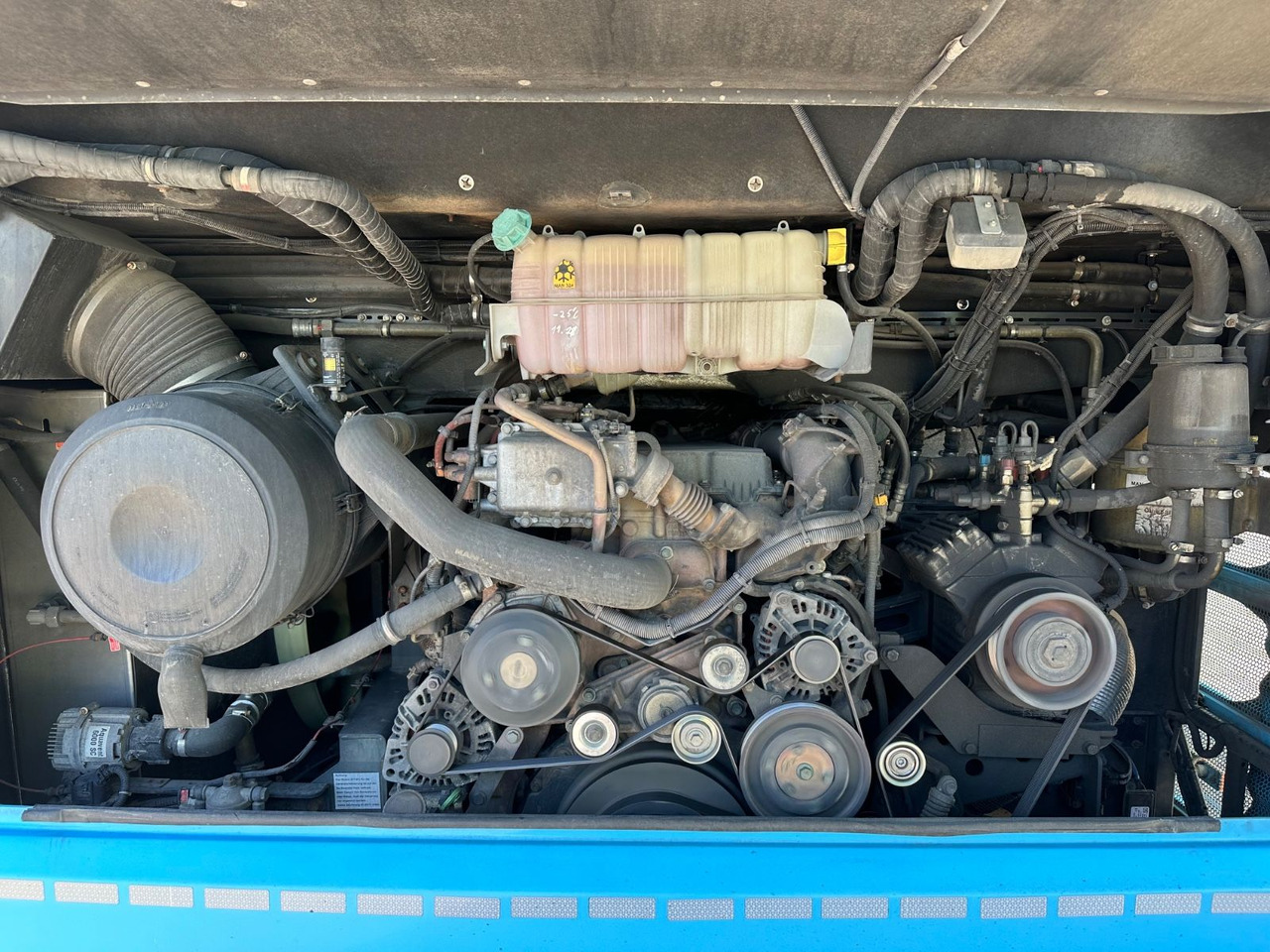 MAN R08 Lions Coach L (60 Sitze*Schalt) - Туристически автобус: снимка 3 MAN R08 Lions Coach L (60 Sitze*Schalt) - Туристически автобус: снимка 3